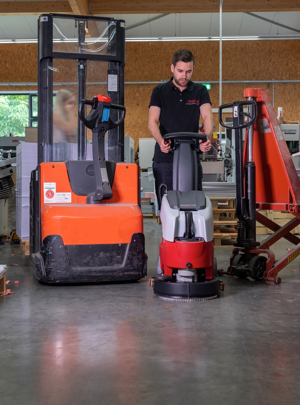 Mašinsko čišćenje tvrdih podnih obloga