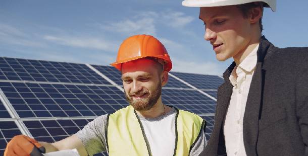 radnici-postavljaju-solarni-panel